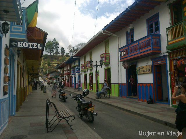 Recorrido por el Eje Cafetero (Y cómo dos mujeres solas se lanzan a “hacer dedo” en tierras  de mitos y guerrillas)