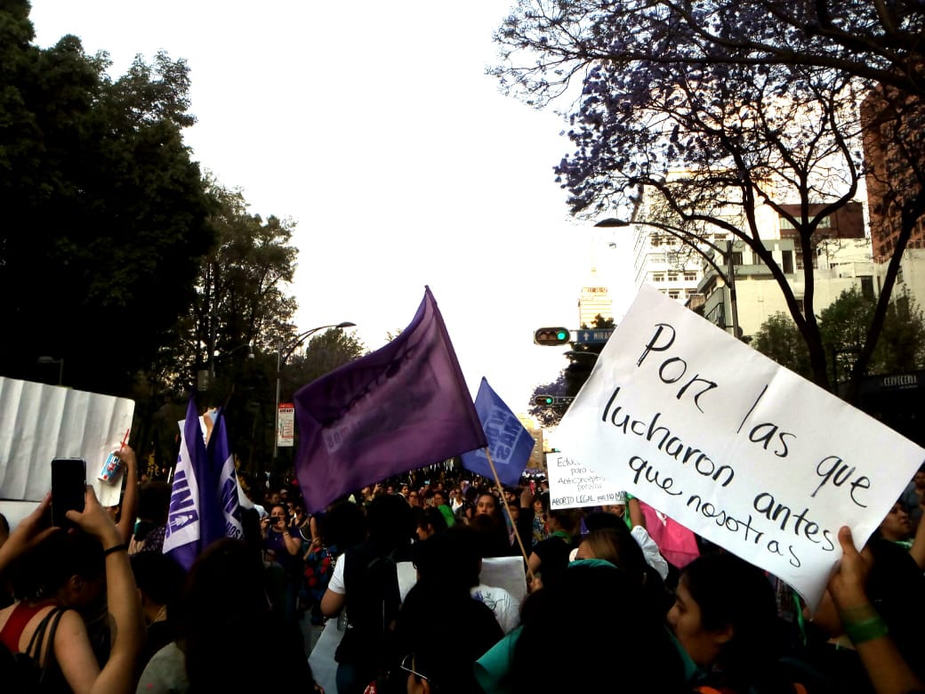 Ante el estruendo y el silencio, hagamos un paréntesis violeta